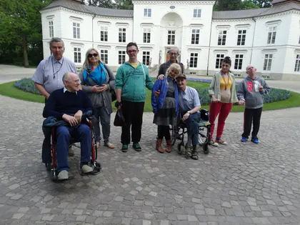 Mieszkańcy z opiekunami przed pałacem w Łazienkach Królewskich