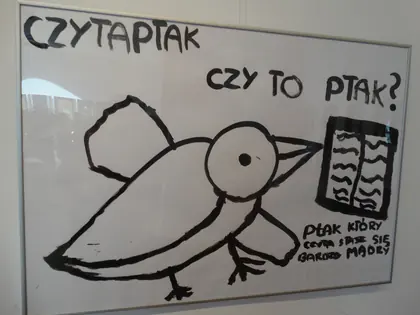 Rysunek ptaka z książką w dziobie i napisem Czytaptak, czy to ptak, ptak który czyta, staje się bardzo mądry