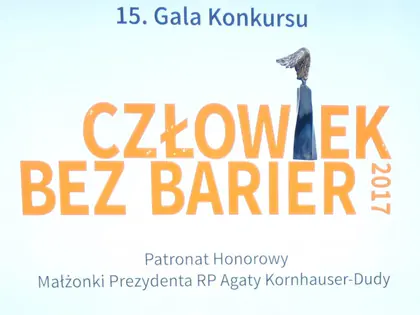 Ekran z napisem 15. Gala Konkursu Człowiek bez barier 2017 i informacją o patronacie honorowym