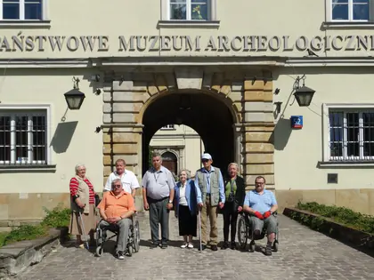 Mieszkańcy z opiekunami przed Państwowym Muzeum Archeologicznym