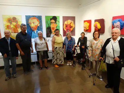 Mieszkańcy przed obrazami inspirowanymi Van Goghiem i Fridą Kahlo na wystawie