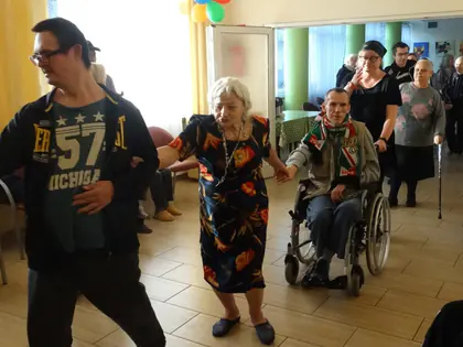 Mieszkańcy i goście tańczą w korowodzie w rytmie „Coco Jambo”