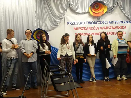 Młodzież i mieszkańcy na scenie Przeglądu Twórczości Artystycznej