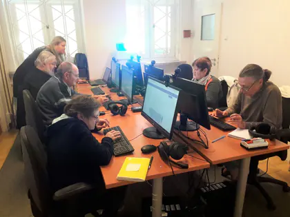 Seniorzy przy komputerach podczas warsztatów komputerowych
