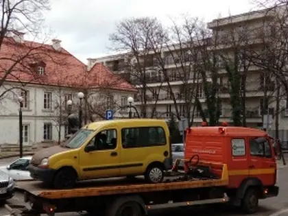 Żółty samochód Domu na lawecie pomocy drogowej