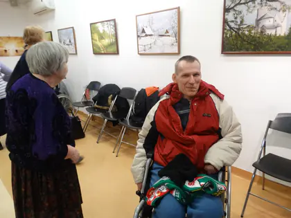 Mieszkanka rozmawia z mieszkańcem na wózku w galerii