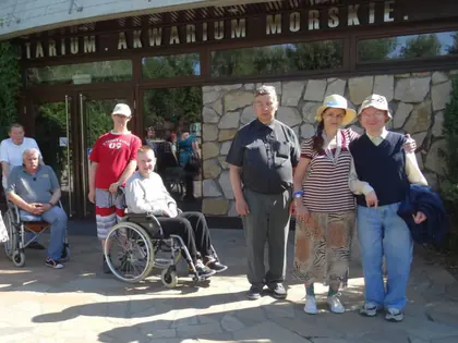Mieszkańcy z opiekunami przed wejściem do akwarium morskiego w warszawskim zoo