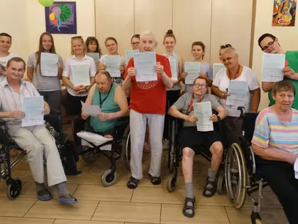 Mieszkańcy i młodzież z kartami do głosowania na projekty w świetlicy
