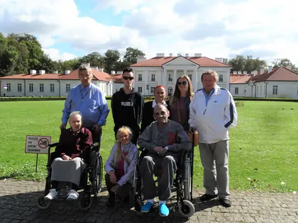 Mieszkańcy i seniorzy z fundacji przed pałacem w Siedlcach