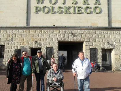 Mieszkańcy z opiekunami przed wejściem do Muzeum Wojska Polskiego