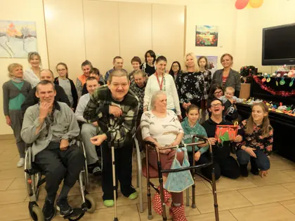 Wspólne zdjęcie mieszkańców i wolontariuszy z rodzinami po warsztatach