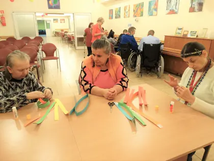 Mieszkanki sklejają paski papieru w łańcuch choinkowy