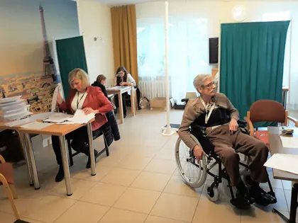 Mieszkaniec na wózku czeka w sali, gdzie prowadzone są badania profilaktyczne