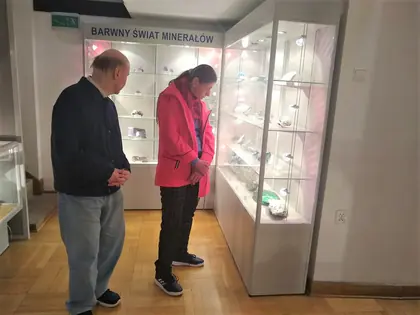 Mieszkańcy oglądają gabloty wystawy Barwny świat minerałów