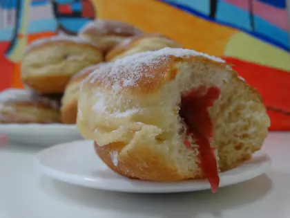 Pączki z nadzieniem na talerzyku posypane cukrem pudrem
