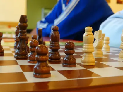 Drewniane figury szachowe na szachownicy z bliska