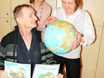 Mieszkańcy z globusem i ilustracjami o ochronie Ziemi