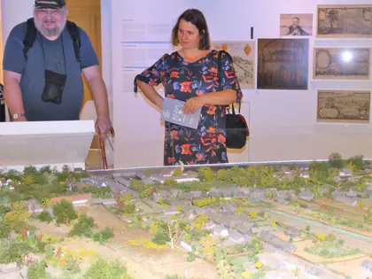 Zwiedzający oglądają makietę dawnej dzielnicy w Muzeum Warszawskiej Pragi