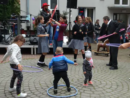 Dzieci kręcą hula-hoop na podwórku przed sceną