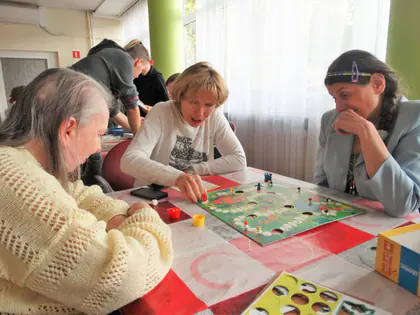 Mieszkanki i dziewczyna grają w grę planszową