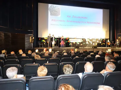 Widownia sali kinowej podczas festiwalu śpiewających seniorów