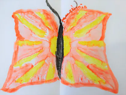Namalowany pomarańczowo-żółty motyl