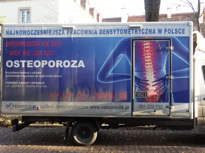Samochód mobilnej pracowni densytometrycznej z napisem Osteoporoza. Nie łam się, zbadaj się