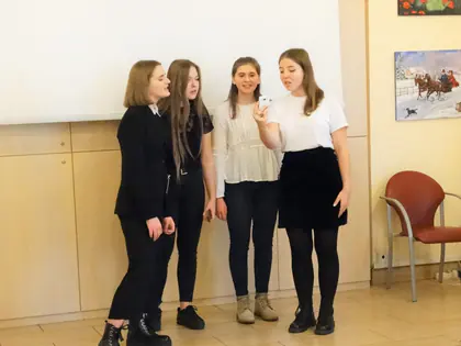 Cztery dziewczyny śpiewają w świetlicy
