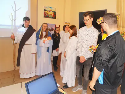 Młodzież w strojach jasełkowych odgrywa przedstawienie w świetlicy