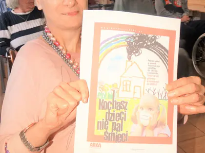 Mieszkanka pokazuje plakat akcji ekologicznej