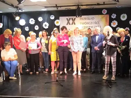 Uczestnicy przeglądu stoją na scenie podczas wręczania nagród