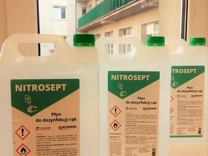 Kanistry płynu do dezynfekcji rąk Nitrosept na parapecie