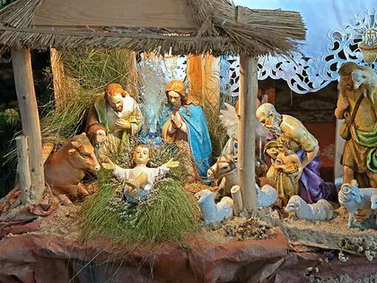Szopka bożonarodzeniowa z figurami Świętej Rodziny, pasterzy i zwierząt