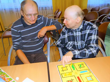 Dwaj mieszkańcy grają w grę planszową