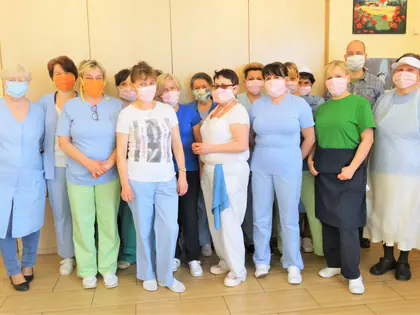 Grupowe zdjęcie pracowników Domu w uniformach i maseczkach ochronnych