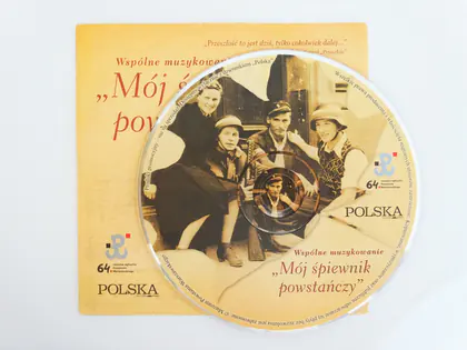 Płyta i okładka „Wspólne muzykowanie. Mój śpiewnik powstańczy” ze zdjęciem młodych powstańców