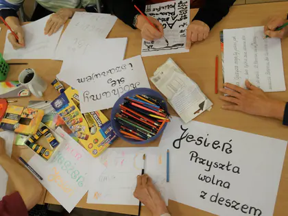 Kartki z kaligrafią i napisem Jesień przyszła wolna z deszczem