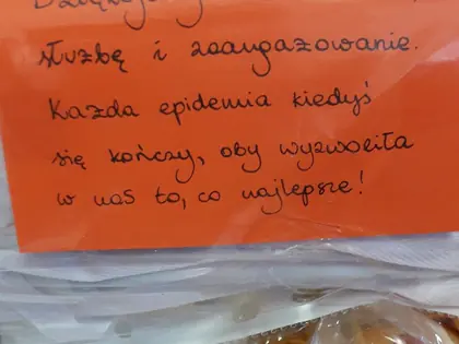 Liścik na paczce z maseczkami z napisem Dziękujemy Wam za Waszą służbę i zaangażowanie. Każda epidemia kiedyś się kończy, oby wyzwoliła w was to, co najlepsze