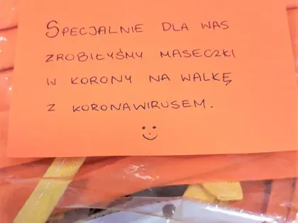 Liścik na maseczkach z napisem Specjalnie dla was zrobiliśmy maseczki w korony na walkę z koronawirusem