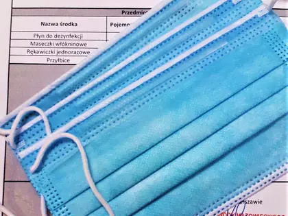 Niebieskie maseczki jednorazowe na protokole zdawczo-odbiorczym środków ochrony