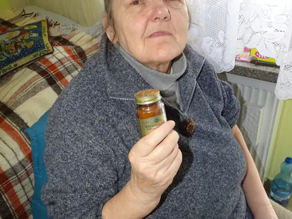 Mieszkanka pokazuje słoik z witaminą