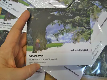 Dłoń trzyma audiobook Dewajtis Marii Rodziewiczówny czytany przez Jacka Rozenka