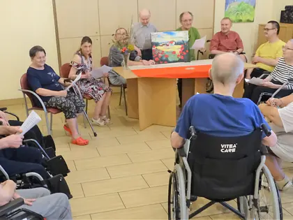 Mieszkańcy siedzą w kręgu podczas obchodów rocznicy Cudu nad Wisłą