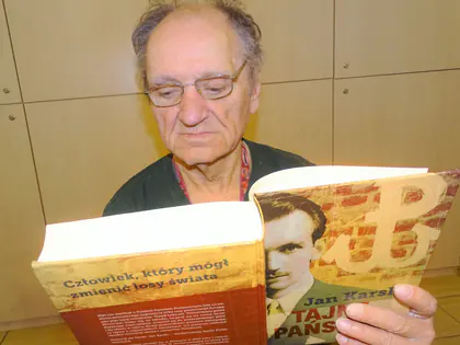 Mieszkaniec czyta książkę Jana Karskiego Tajne Państwo