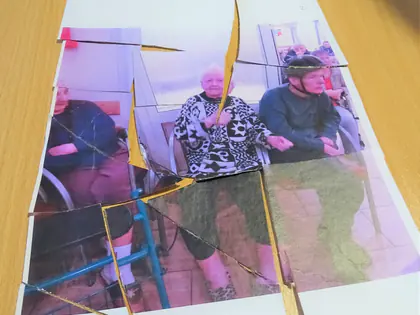Ułożone puzzle ze zdjęcia mieszkańców na wózkach