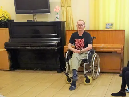 Prowadząca opowiada o tradycjach ludowych mieszkańcom w kręgu