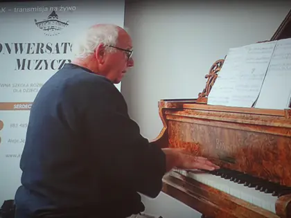 Pianista gra na zabytkowym fortepianie podczas transmisji koncertu