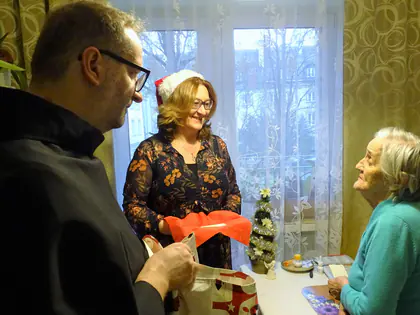 Zakonnik i kobieta odwiedzają mieszkankę w pokoju przed świętami