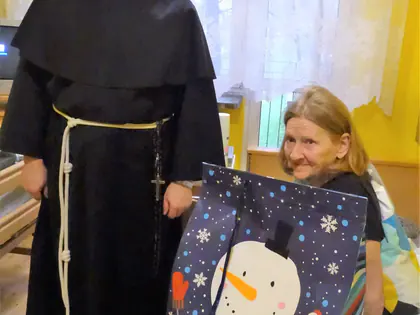 Zakonnik i mieszkanka z torbą z bałwanem
