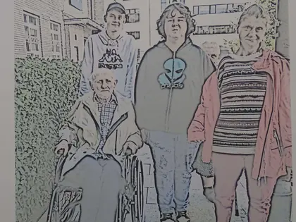 Rysunek ze zdjęcia przedstawiający mieszkańca na wózku i troje młodych ludzi przed budynkiem